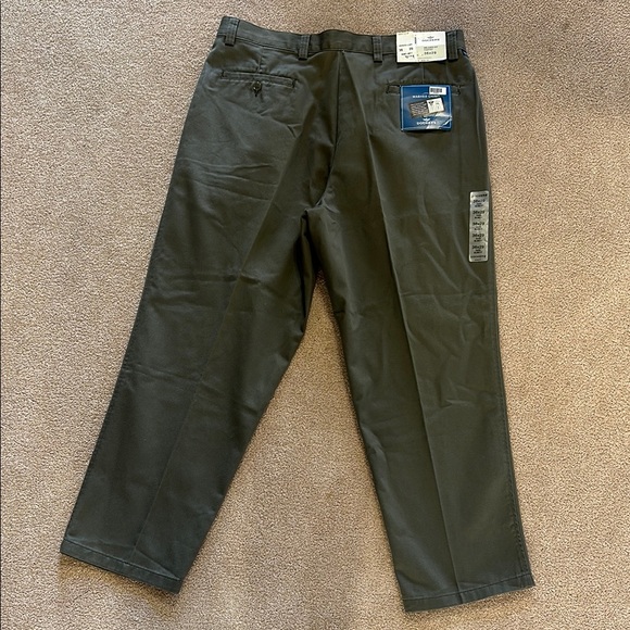 Dockers Relaxed Fit Pleated Chinos (Irregular) 36 x 29 dress pants - Picture 3 of 8